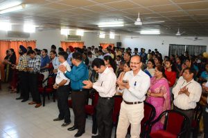 Applause for winners and college